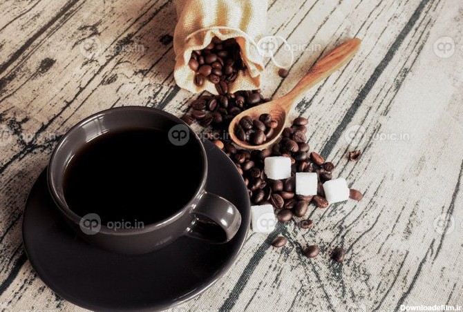 دانلود عکس فنجان قهوه با دانه های روی میز چوبی پارچه کتان | اوپیک