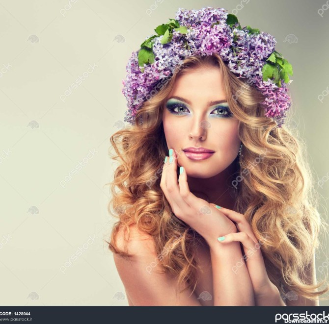 دختر مدل زیبا از گل های شاخه بر روی سر با موی های بلند موی بهار ...