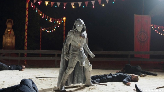 اسکار آیزاک در نقش شوالیه ماه پس از مبارزه با یک گروه در سریال Moon Knight
