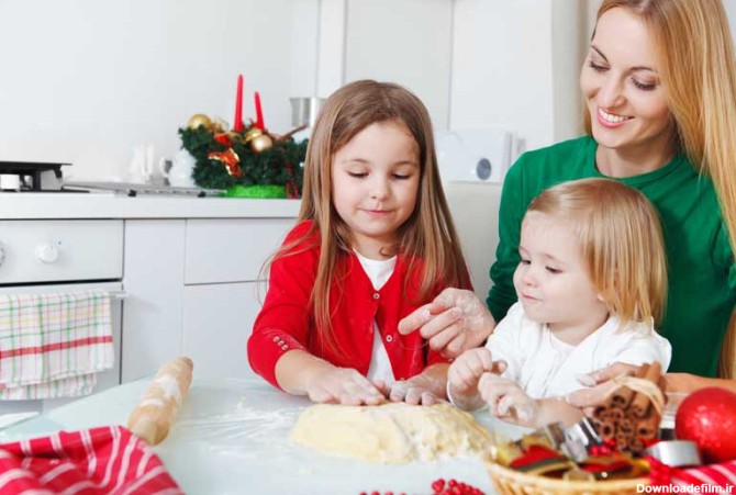 دانلود تصویر باکیفیت مادر و دو دختر در حال آشپزی کردن