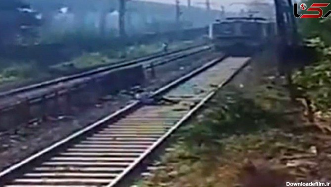 فیلم لحظه خودکشی مرد جوان روی ریل / قطار در یک قدمی اش ترمز کرد + عکس