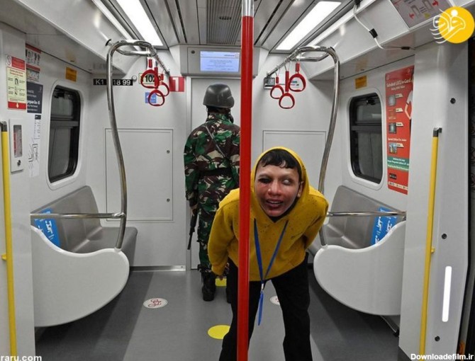 فرارو | (تصاویر) تلاش زامبی‌ها برای ترغیب مردم به استفاده از مترو