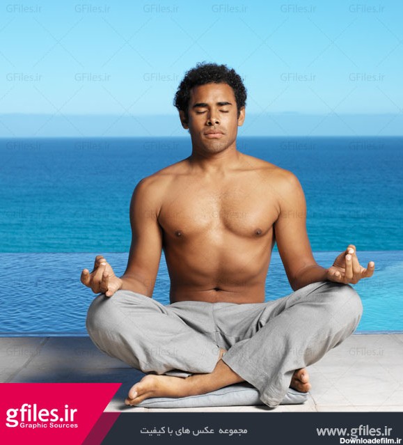 دانلود تمرین یوگا در کنار دریا توسط مرد جوان بدون پیراهن با چشمان ...