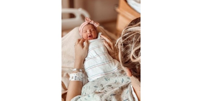 مدل عکس تولد نوزاد در بیمارستان در حالت خواب در آغوش مادر