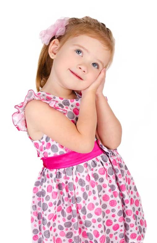 دانلود تصویر با کیفیت دختر بچه چشم رنگی در حال ناز کردن