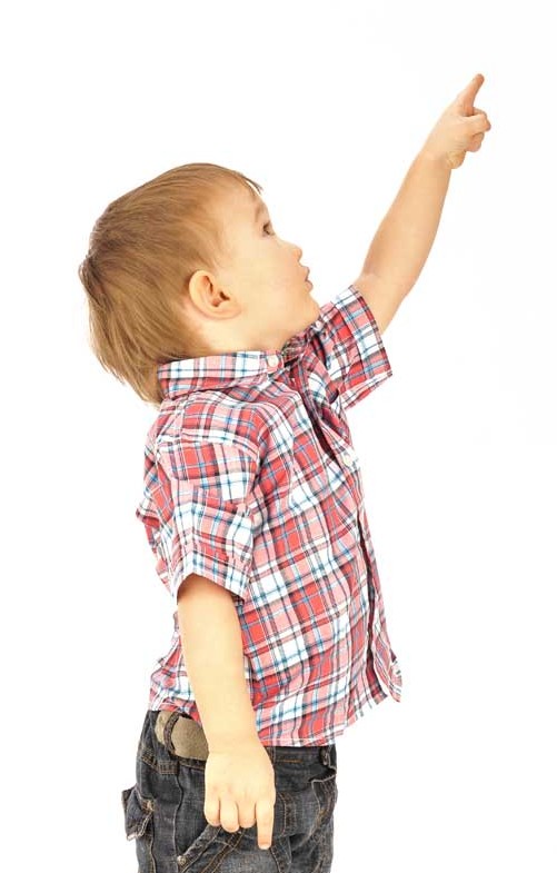 دانلود تصویر با کیفیت پسر بچه در حال اشاره کردن