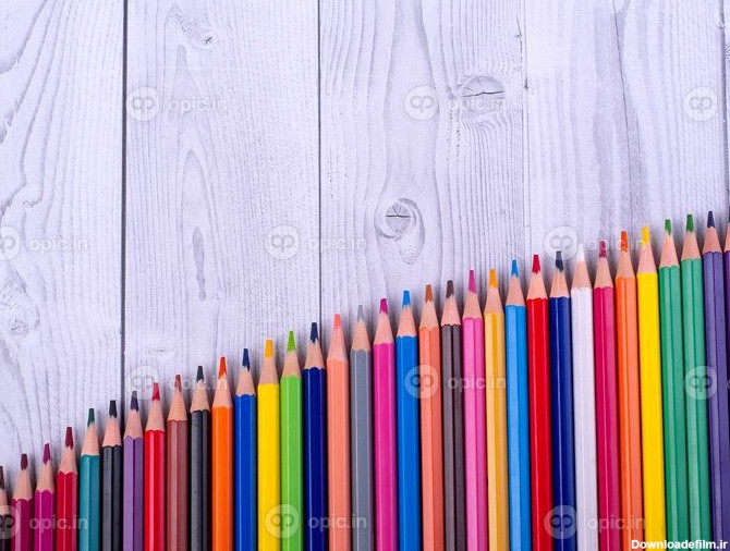 دانلود عکس مداد رنگی چوبی چیده شده به شکل نردبان بر روی پس زمینه ...