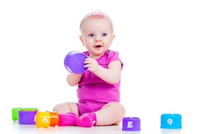 دانلود تصویر باکیفیت نوزاد در حال بازی با کاسه های رنگی