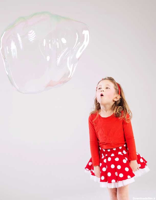 دانلود تصویر با کیفیت تعجب دختر بچه در برابر حباب بزرگ