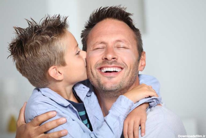دانلود تصویر باکیفیت پسر در حال بوسیدن پدر خندان