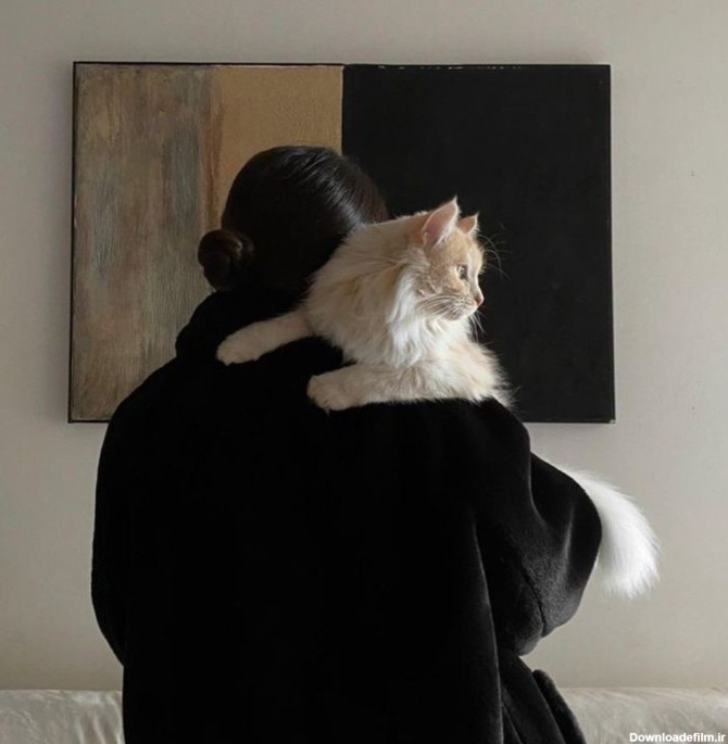 پروفایل دختر با گربه در موزه نقاشی | تاوعکس