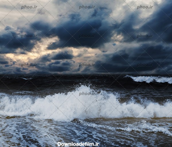 عکس دریای طوفانی در برابر آسمان ابری – عکس با کیفیت و تصاویر استوک ...