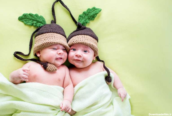دانلود تصویر باکیفیت دو نوزاد زیبا و دوست داشتنی