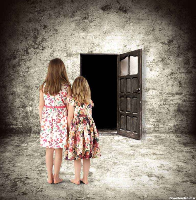 دانلود تصویر با کیفیت دو دختر رو به روی درب یک اتاق تاریک