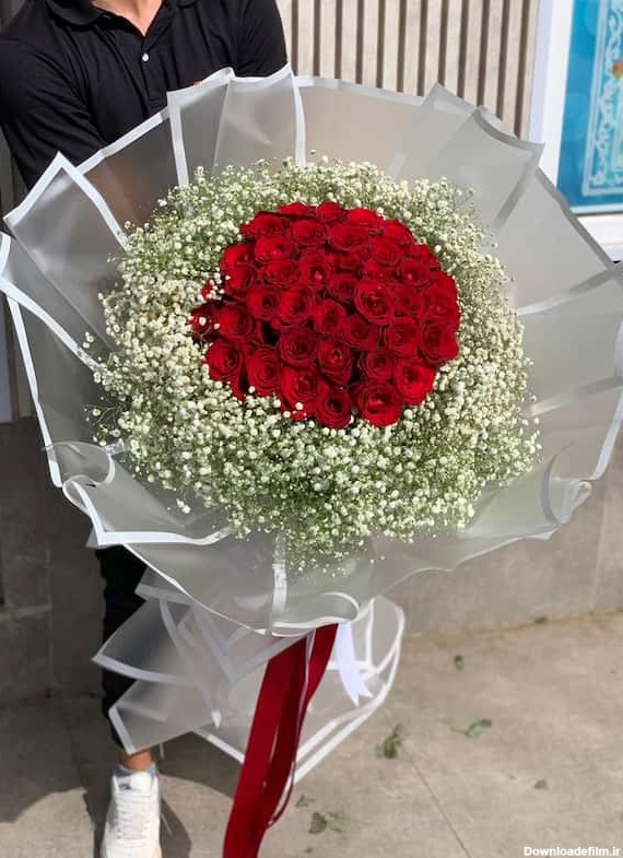 دسته گل رز قرمز با گل عروس