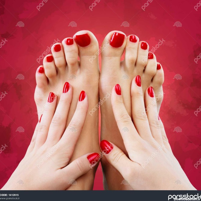 اسپا عکس نزدیک از یک پا زن با پدیکور قرمز زیبا 1412615