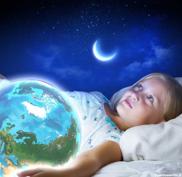 دانلود تصویر با کیفیت دختر بچه در حال فکر کردن به رویا