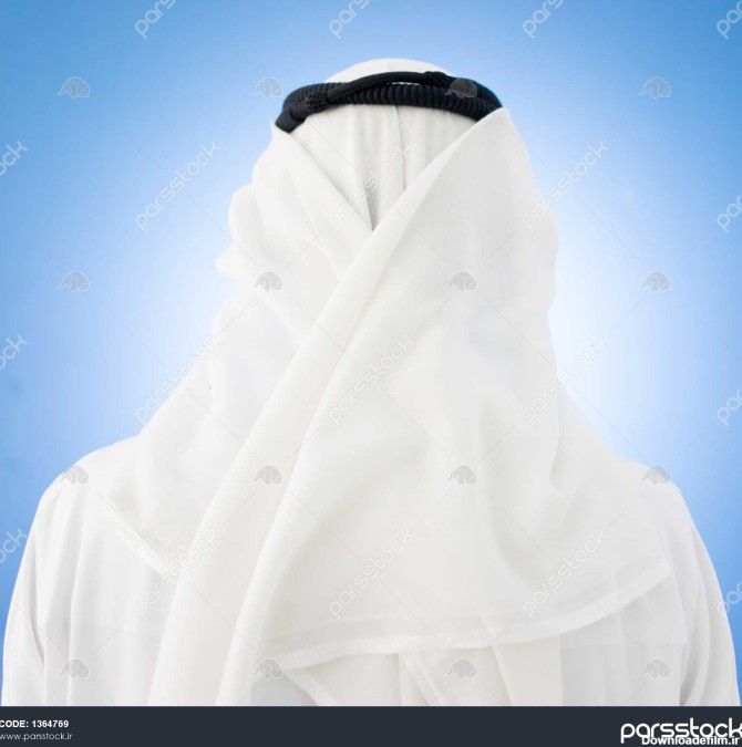 مرد عربی با لباس های سنتی و روسری چرخ 1364769
