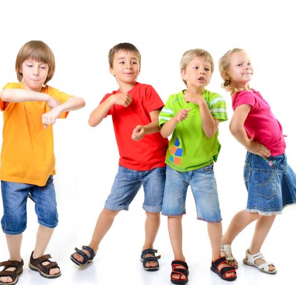 دانلود تصویر با کیفیت چهار کودک در حال شادی کردن و رقصیدن