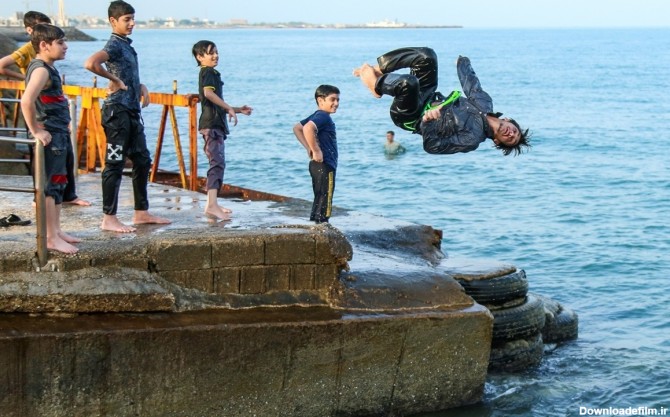 فرارو | (تصاویر) شنا و آب‎تنی در ساحل بوشهر