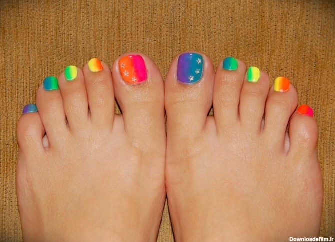طراحی ناخن پا - طراحی ناخن پا به شکل رنگین کمان