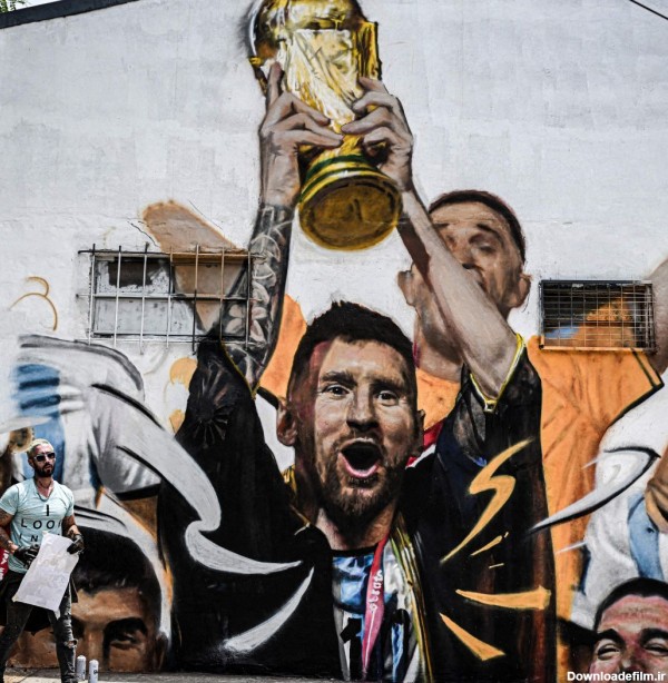 عکس؛ لحظه بالا بردن جام جهانی توسط مسی روی دیوارهای بوینس آیرس ...
