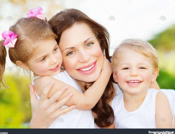 تصویر از مادر جوان بغل کردن دو فرزند کوچک ، پرتره نزدیک از خانواده ...