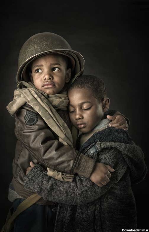 دانلود تصویر با کیفیت دو کودک سرباز در آغوش همدیگر