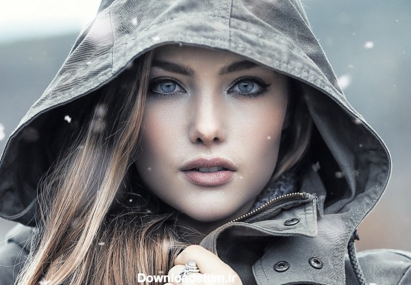 عکس دختر مدل زیبای خارجی با بارانی در روز زمستانی