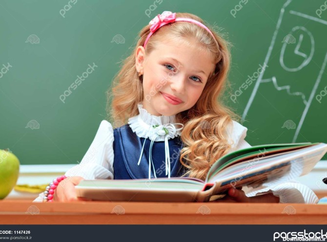 تصویر دختر مدرسه ای زیبا در کلاس درس 1147426