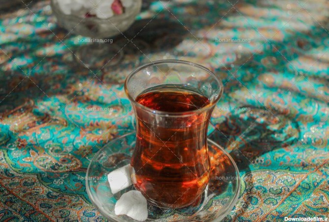عکس با کیفیت قندان در کنار لیوان کمر باریک چای - نمایشگاه هنر ایران