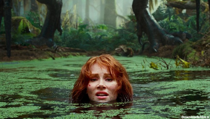 برایس دالاس هاوارد در حال شنا در دریاچه و فرار از دست دایناسور در فیلم Jurassic World Dominion