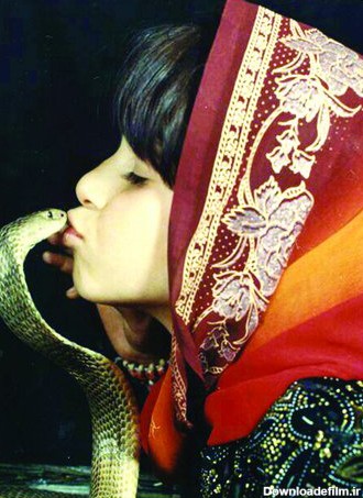 بوسه وحشت دختر ایرانی بر زبان مار کبرا + عکس باورنکردنی