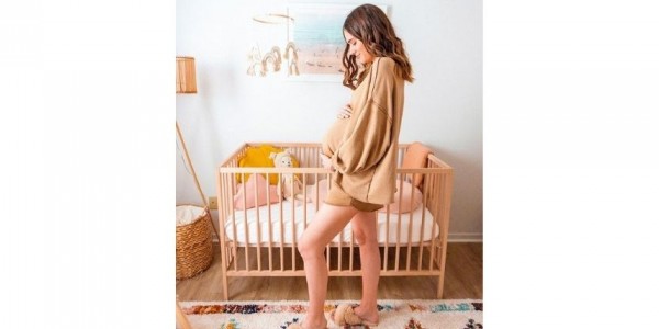 ژست عکس بارداری جدید در اتاق نوزاد