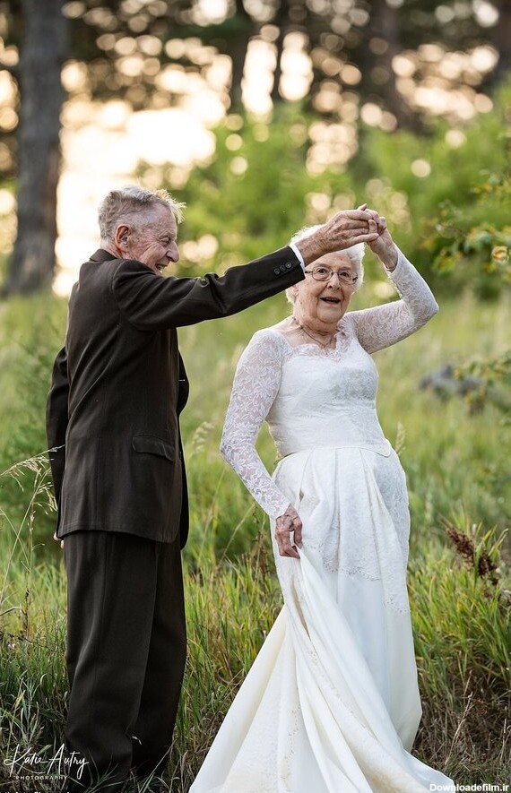 عکس‌های عاشقانه زوج ۸۸ و ۸۱ ساله با لباس روز عروسی‌ در شصتمین ...