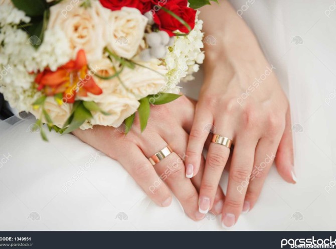 دستان عروس و داماد روی دسته گل عروسی 1349551