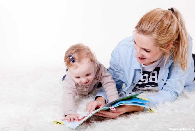 دانلود عکس دختر بچه و مادر در حال خواندن کتاب