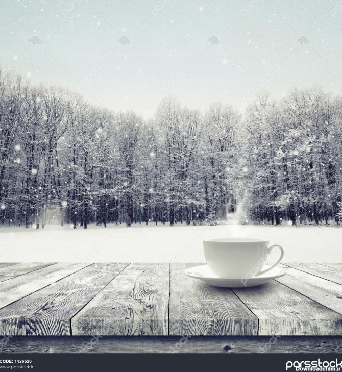 نوشیدنی در فنجان بر روی میز چوبی بر روی زمستان برف تحت پوشش ...