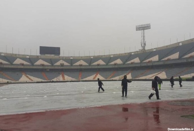 ببینید | محافظت از چمن استادیوم آزادی در برابر بارش باران
