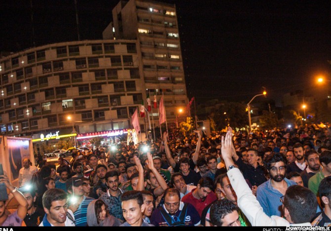 شادی مردم تهران پس از پایان مذاکرات هسته‌ای (عکس)