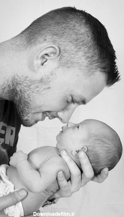 دانلود عکس سیاه و سفید نوزاد و پدر