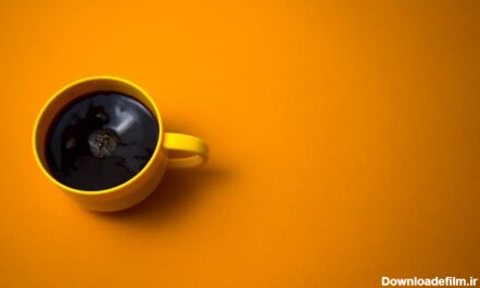 دانلود عکس لیوان زرد قهوه سیاه قوی روی پس زمینه زرد