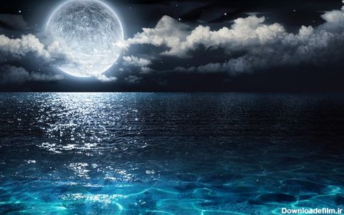 شب پر ستاره با هلال ماه در دریا 1378346
