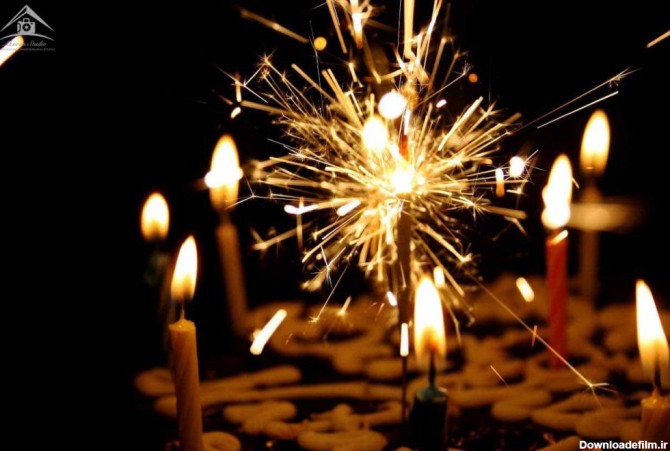 عکاسی از شمع و فشفشه روی کیک تولد