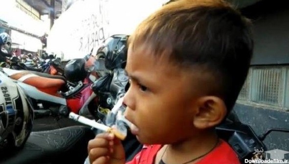 عکس) پسر بچه ۲ ساله‌ای که روزی ۴۰ نخ سیگار می‌کشد!