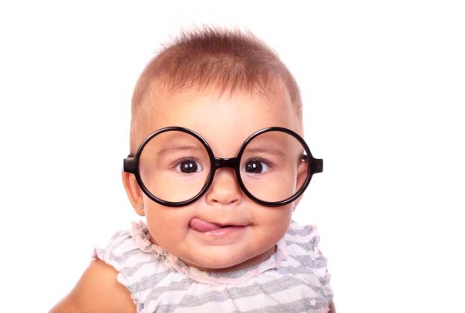 دانلود تصویر باکیفیت نوزاد بازیگوش با عینک مشکی و مو های سیخ