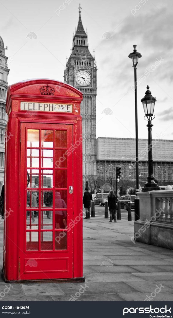 یک باجه تلفن قرمز سنتی در لندن با بیگ بن در پس زمینه سیاه و ...