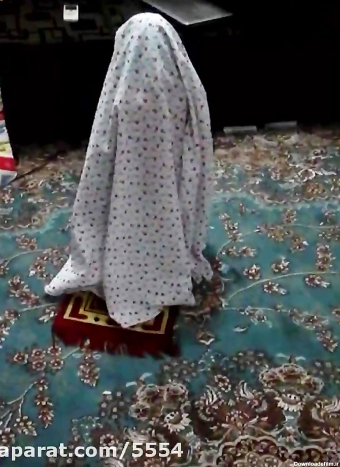 نماز خواندن دختر بچه یک ساله/ پدر و مادر الگوی نماز
