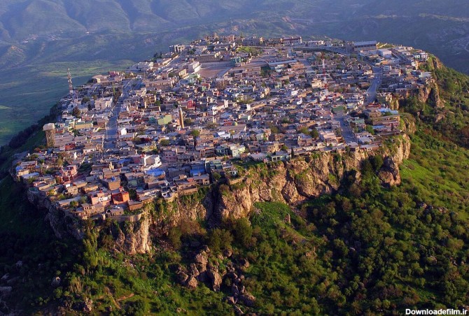 تصویری حیرت انگیز از یک شهر در دل طبیعت کردستان!