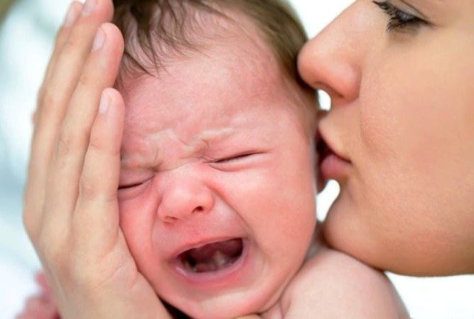علت گریه نوزاد و موثرترین راه متوقف کردن گریه کودک
